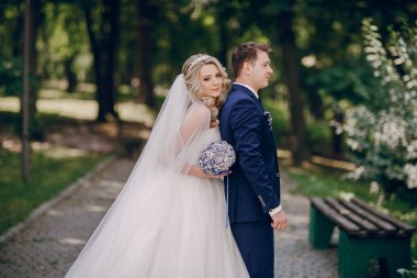 onların düğün parkın güzel genç Çift