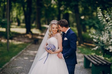 onların düğün parkın güzel genç Çift