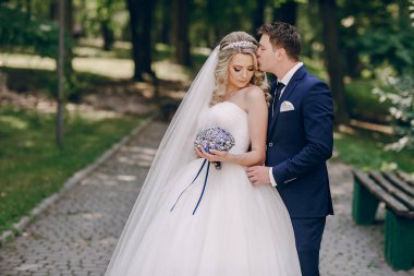 onların düğün parkın güzel genç Çift