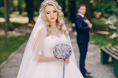 onların düğün parkın güzel genç Çift