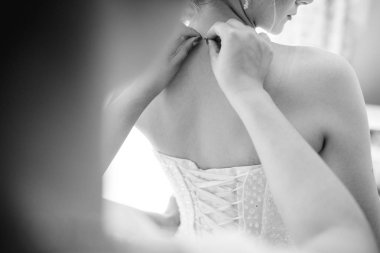 güzel genç bir çift bir düğün kilisede alır.