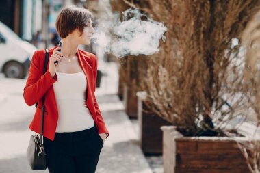 elektronik sigara ile kız