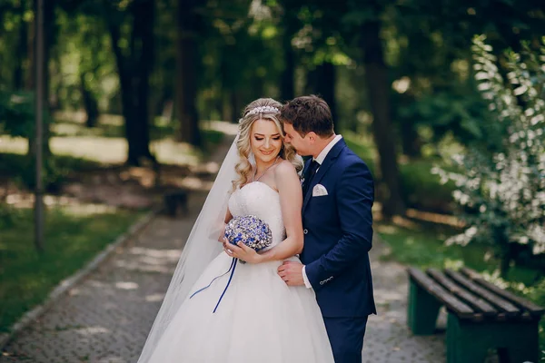 Schönes junges Paar auf dem Hochzeitspark — Stockfoto