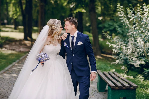 Onların düğün parkın güzel genç Çift — Stok fotoğraf