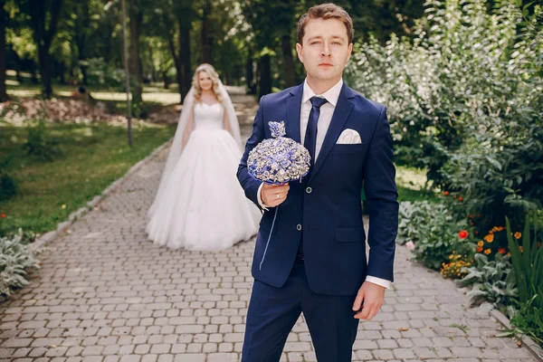 Beautiful young couple on their wedding Park — Stock Photo, Image