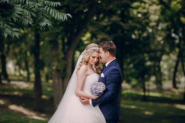 Belo casal em um parque — Fotografia de Stock