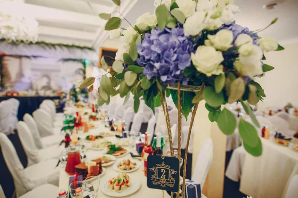 Свадебный ресторан с украшениями и едой — стоковое фото