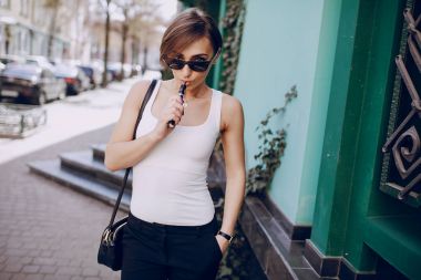 elektronik sigara ile kız