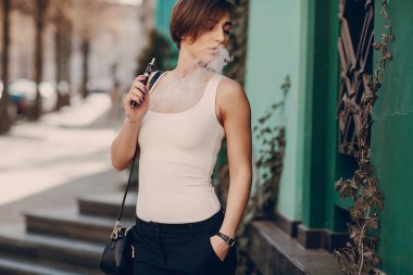 elektronik sigara ile kız