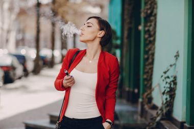 elektronik sigara ile kız