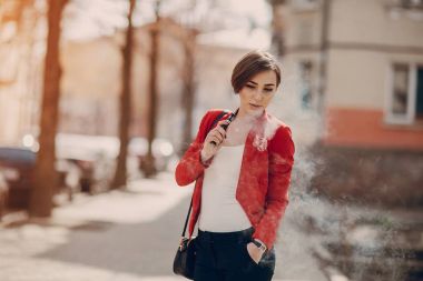 elektronik sigara ile kız