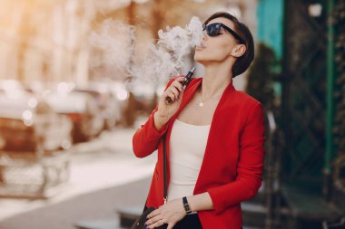 elektronik sigara ile kız