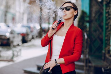 elektronik sigara ile kız