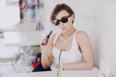 elektronik sigara ile kız