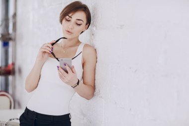 Kız telefonunu kullanır