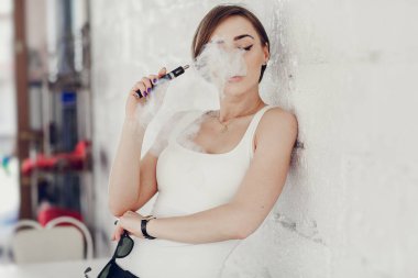 elektronik sigara ile kız