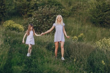 Anne ve kızı dışında