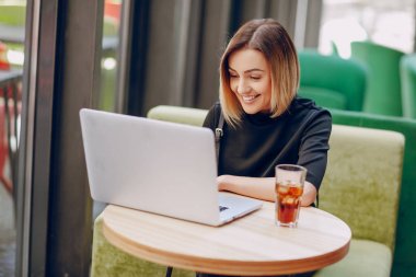 Kız dizüstü kafe kokteyl