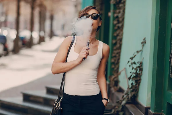 Ragazza con la sigaretta elettronica — Foto Stock