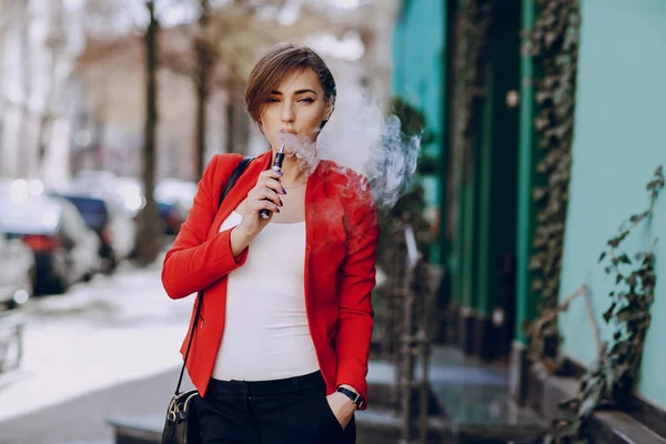 Meisje met de elektronische sigaret — Stockfoto