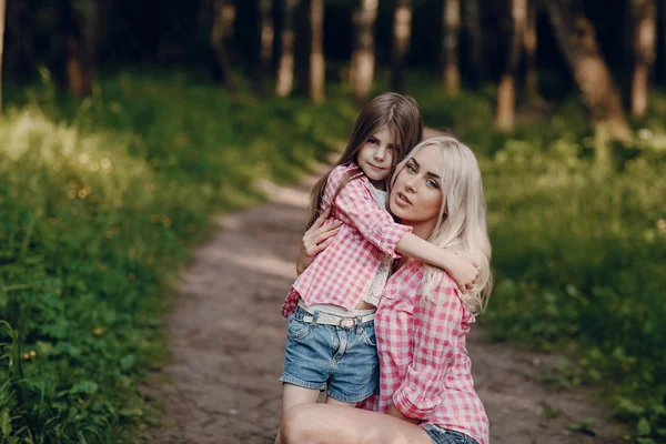 Genç aile anne ve kızı — Stok fotoğraf