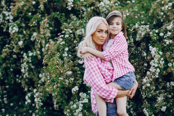 Familia joven madre e hija — Foto de Stock