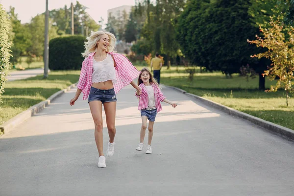 Ung familj mor och dotter — Stockfoto