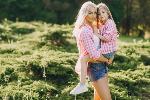 Familia joven madre e hija — Foto de Stock