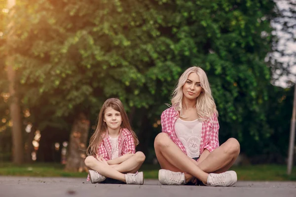 Giovane famiglia madre e figlia — Foto Stock