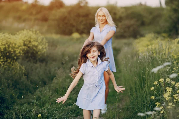 Mamá e hija afuera —  Fotos de Stock