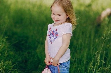 çocuğun yanında ağaç