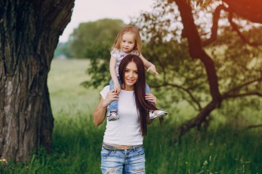 çocuğun anne ile ağacı yanında