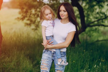 çocuğun anne ile ağacı yanında