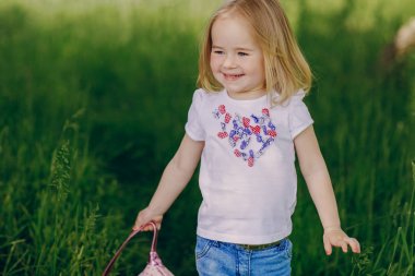 çocuğun yanında ağaç