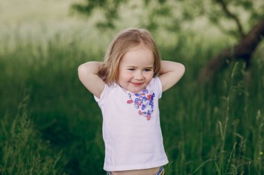 çocuğun yanında ağaç