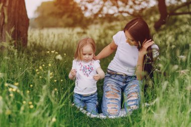 çocuğun anne ile ağacı yanında