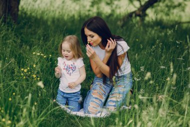 çocuğun anne ile ağacı yanında