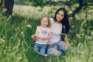 çocuğun anne ile ağacı yanında