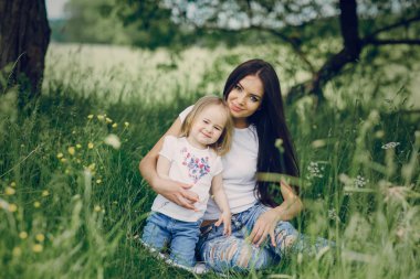 çocuğun anne ile ağacı yanında