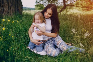 çocuğun anne ile ağacı yanında