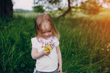 çocuğun yanında ağaç