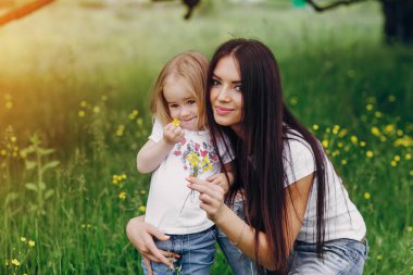 çocuğun anne ile ağacı yanında