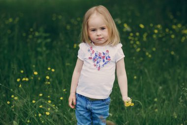 çocuğun yanında ağaç