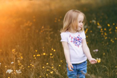 çocuğun yanında ağaç