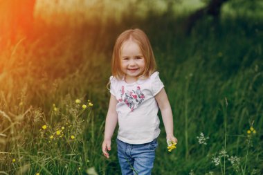 çocuğun yanında ağaç