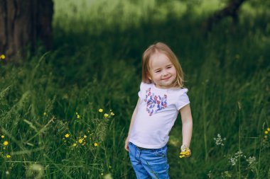 çocuğun yanında ağaç