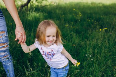 çocuğun anne ile ağacı yanında