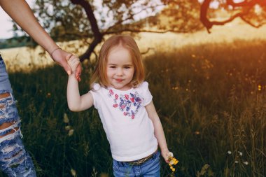 çocuğun anne ile ağacı yanında