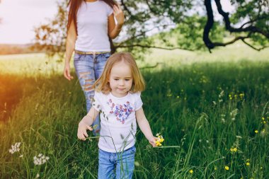 çocuğun anne ile ağacı yanında