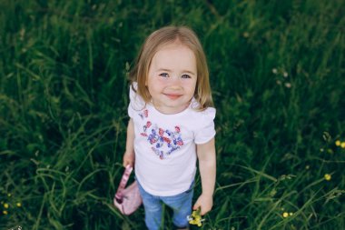 çocuğun yanında ağaç